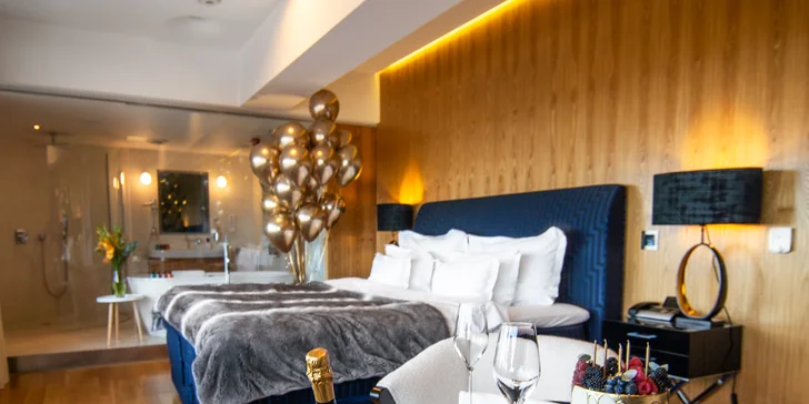 Romantika s výhľadom na Prahu: pobyt v unikátnom hoteli v Žižkovskej veži s raňajkami a vínom