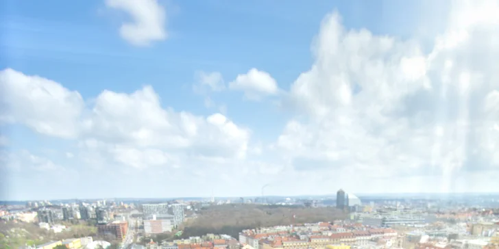 Romantika s výhľadom na Prahu: pobyt v unikátnom hoteli v Žižkovskej veži s raňajkami a vínom