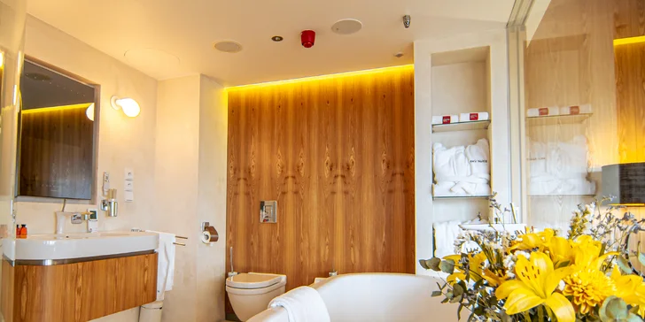 Romantika s výhľadom na Prahu: pobyt v unikátnom hoteli v Žižkovskej veži s raňajkami a vínom