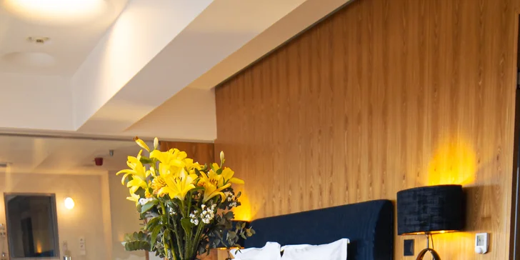 Romantika s výhľadom na Prahu: pobyt v unikátnom hoteli v Žižkovskej veži s raňajkami a vínom