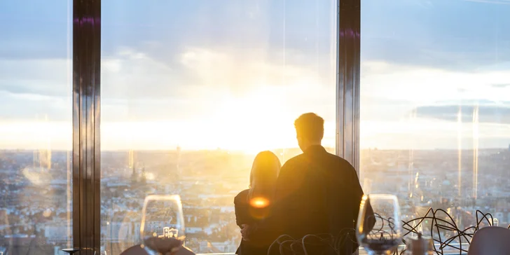 Romantika s výhľadom na Prahu: pobyt v unikátnom hoteli v Žižkovskej veži s raňajkami a vínom