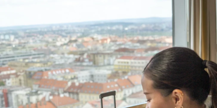 Romantika s výhľadom na Prahu: pobyt v unikátnom hoteli v Žižkovskej veži s raňajkami a vínom