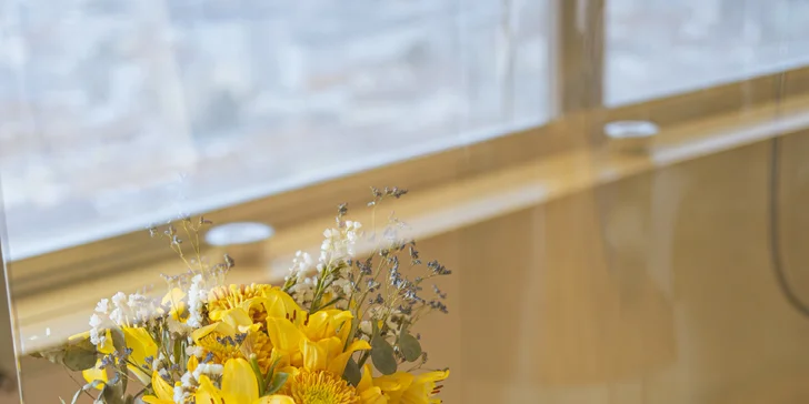 Romantika s výhľadom na Prahu: pobyt v unikátnom hoteli v Žižkovskej veži s raňajkami a vínom