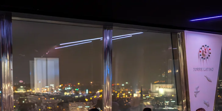 Romantika s výhľadom na Prahu: pobyt v unikátnom hoteli v Žižkovskej veži s raňajkami a vínom