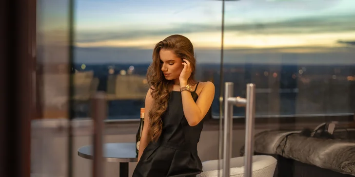 Romantika s výhľadom na Prahu: pobyt v unikátnom hoteli v Žižkovskej veži s raňajkami a vínom