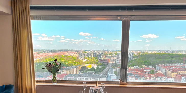 Romantika s výhľadom na Prahu: pobyt v unikátnom hoteli v Žižkovskej veži s raňajkami a vínom