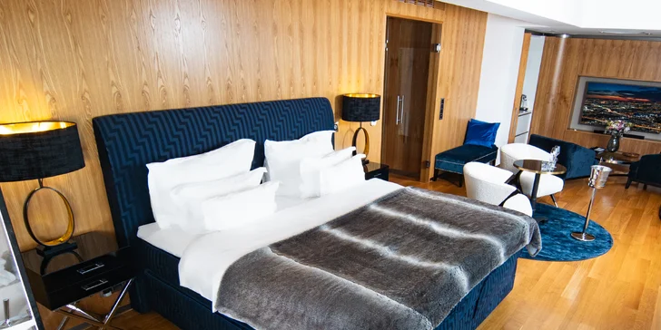 Romantika s výhľadom na Prahu: pobyt v unikátnom hoteli v Žižkovskej veži s raňajkami a vínom