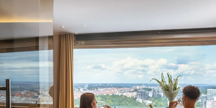 Romantika s výhľadom na Prahu: pobyt v unikátnom hoteli v Žižkovskej veži s raňajkami a vínom