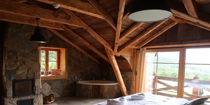 Rozprávkové ubytovanie v šumavskej zrubovej chate: výhľad na Kráľovský Hvozd, možnosť raňajok