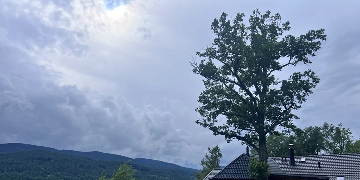 Rozprávkové ubytovanie v šumavskej zrubovej chate: výhľad na Kráľovský Hvozd, možnosť raňajok