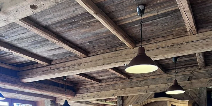 Rozprávkové ubytovanie v šumavskej zrubovej chate: výhľad na Kráľovský Hvozd, možnosť raňajok