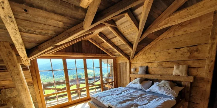 Rozprávkové ubytovanie v šumavskej zrubovej chate: výhľad na Kráľovský Hvozd, možnosť raňajok