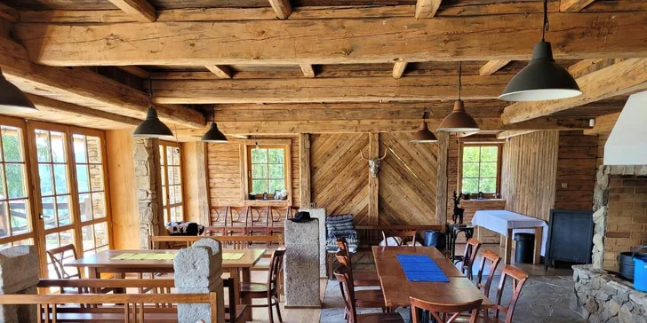 Rozprávkové ubytovanie v šumavskej zrubovej chate: výhľad na Kráľovský Hvozd, možnosť raňajok