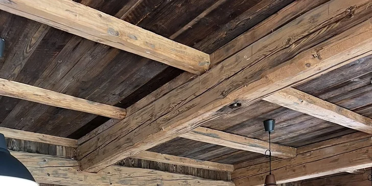 Rozprávkové ubytovanie v šumavskej zrubovej chate: výhľad na Kráľovský Hvozd, možnosť raňajok