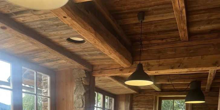 Rozprávkové ubytovanie v šumavskej zrubovej chate: výhľad na Kráľovský Hvozd, možnosť raňajok