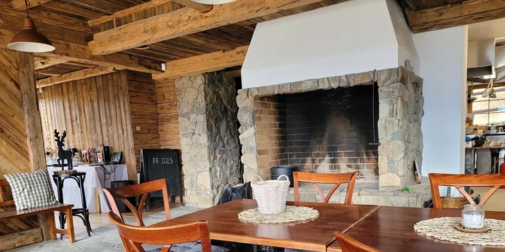 Rozprávkové ubytovanie v šumavskej zrubovej chate: výhľad na Kráľovský Hvozd, možnosť raňajok