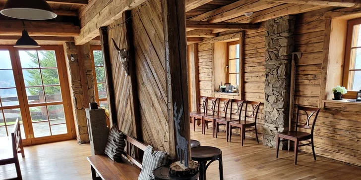 Rozprávkové ubytovanie v šumavskej zrubovej chate: výhľad na Kráľovský Hvozd, možnosť raňajok
