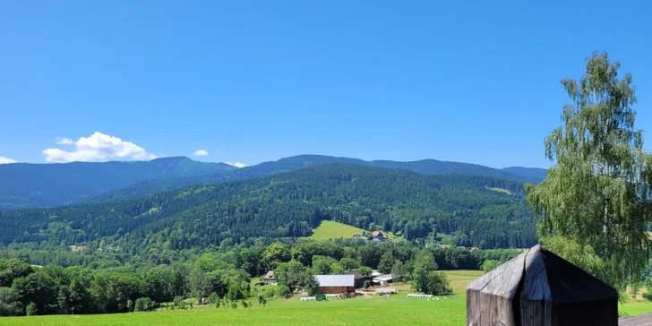 Rozprávkové ubytovanie v šumavskej zrubovej chate: výhľad na Kráľovský Hvozd, možnosť raňajok