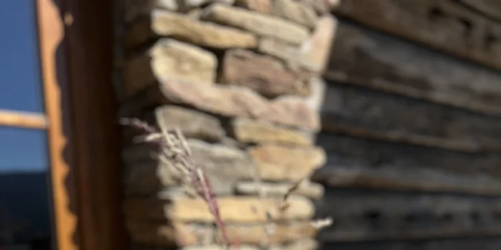 Rozprávkové ubytovanie v šumavskej zrubovej chate: výhľad na Kráľovský Hvozd, možnosť raňajok