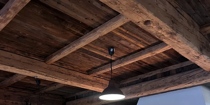 Rozprávkové ubytovanie v šumavskej zrubovej chate: výhľad na Kráľovský Hvozd, možnosť raňajok