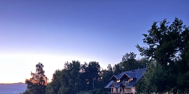Rozprávkové ubytovanie v šumavskej zrubovej chate: výhľad na Kráľovský Hvozd, možnosť raňajok