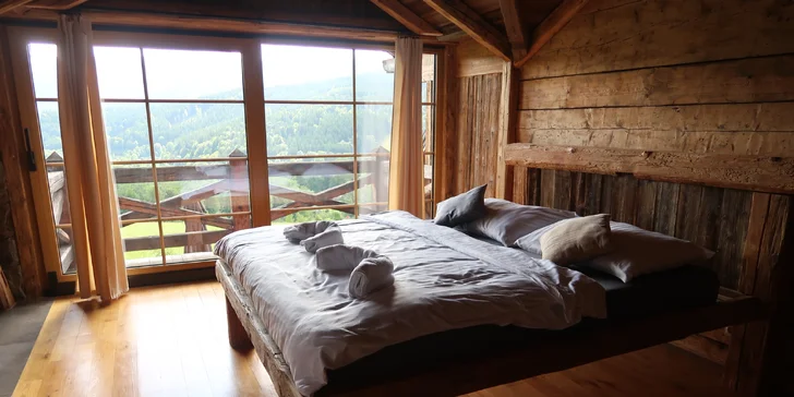Rozprávkové ubytovanie v šumavskej zrubovej chate: výhľad na Kráľovský Hvozd, možnosť raňajok