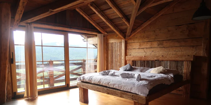 Rozprávkové ubytovanie v šumavskej zrubovej chate: výhľad na Kráľovský Hvozd, možnosť raňajok