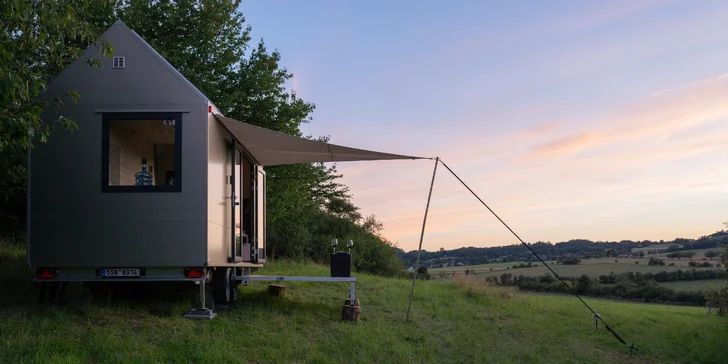Glamping v modernom Tiny house pri Semiloch pre pár aj rodinu