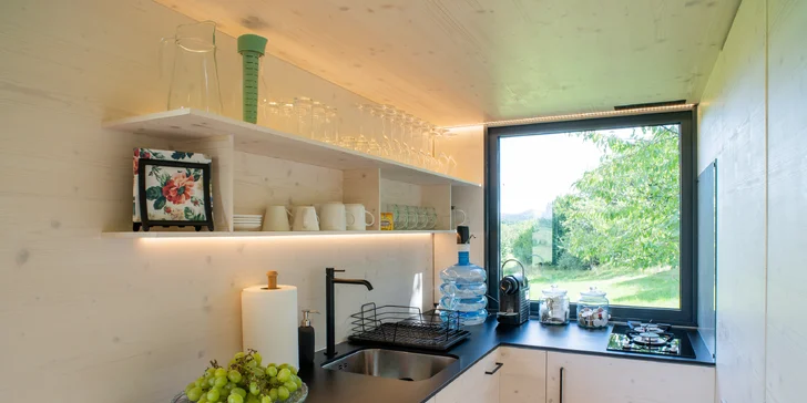 Glamping v modernom Tiny house pri Semiloch pre pár aj rodinu