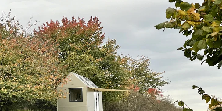 Glamping v modernom Tiny house pri Semiloch pre pár aj rodinu
