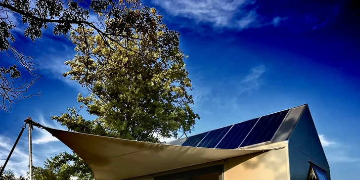 Glamping v modernom Tiny house pri Semiloch pre pár aj rodinu