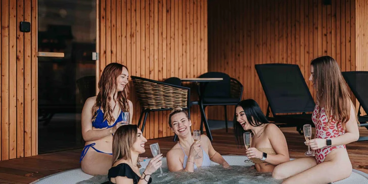 Moderná vila obklopená prírodou: panoramatické výhľady, súkromná terasa, krb, športovisko aj privátny wellness
