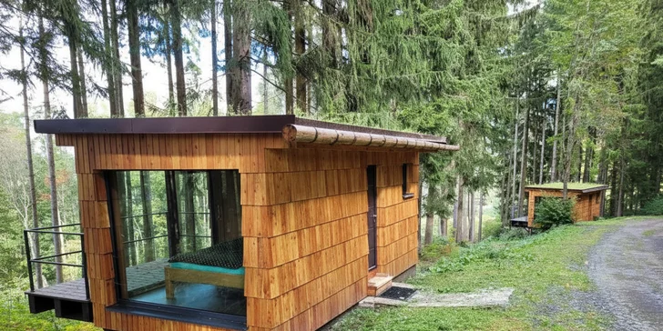 Romantický únik do šumavských lesov: plne vybavený tiny house, raňajky v penzióne
