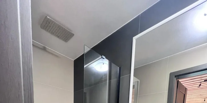 Romantický únik do šumavských lesov: plne vybavený tiny house, raňajky v penzióne