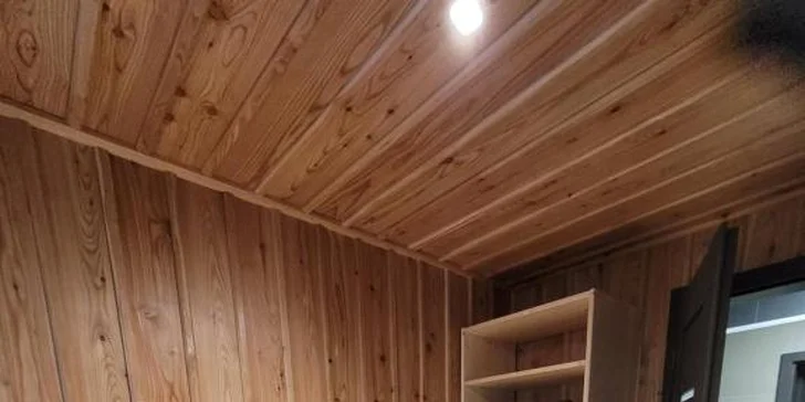 Romantický únik do šumavských lesov: plne vybavený tiny house, raňajky v penzióne