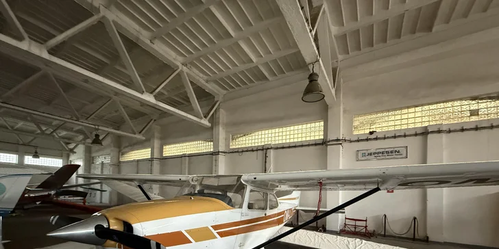 Vyhliadkový let lietadlom Cessna F172N s možnosťou pilotovania ponad západné Slovensko