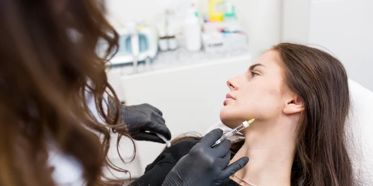 Výplň pier, contouring kyselinou alebo redukcia vrások pomocou Botoxu