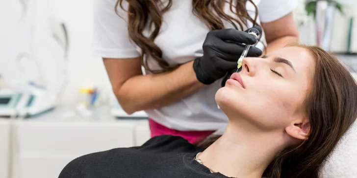Výplň pier, contouring kyselinou alebo redukcia vrások pomocou Botoxu