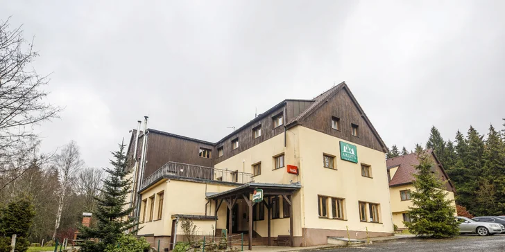 Dovolenka v prírode Jizeriek pre dvoch aj rodinu: plná penzia a neobmedzený wellness