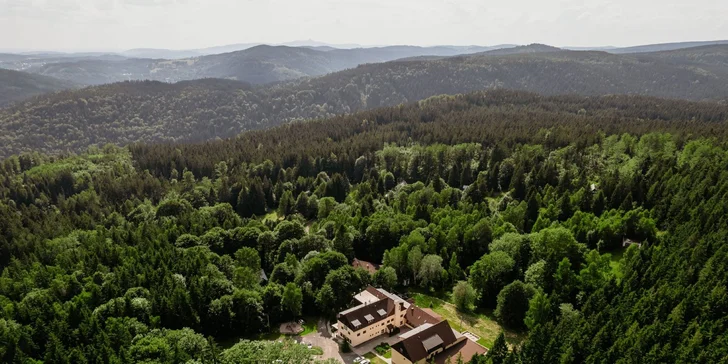 Dovolenka v prírode Jizeriek pre dvoch aj rodinu: plná penzia a neobmedzený wellness