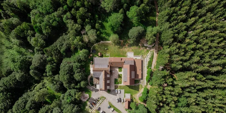 Dovolenka v prírode Jizeriek pre dvoch aj rodinu: plná penzia a neobmedzený wellness