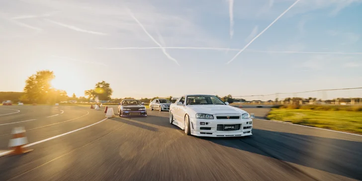 Jazda v Nissan Skyline R34, Nissan Silvia alebo Mitsubishi Lancer Evolution VIII: ako vodič aj spolujazdec, variant s jazdou driftem