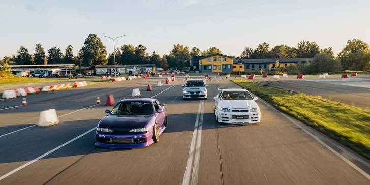 Jazda v Nissan Skyline R34, Nissan Silvia alebo Mitsubishi Lancer Evolution VIII: ako vodič aj spolujazdec, variant s jazdou driftem