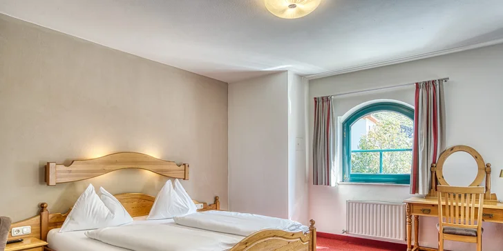 Moderný hotel v rakúskych Alpách: bufetové raňajky a neobmedzená sauna