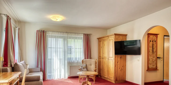 Moderný hotel v rakúskych Alpách: bufetové raňajky a neobmedzená sauna
