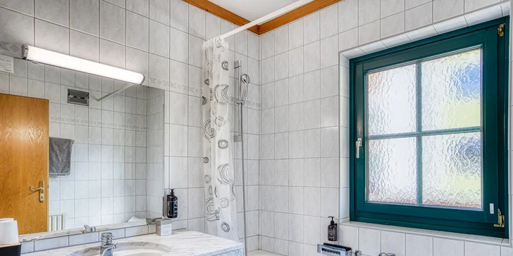 Moderný hotel v rakúskych Alpách: bufetové raňajky a neobmedzená sauna