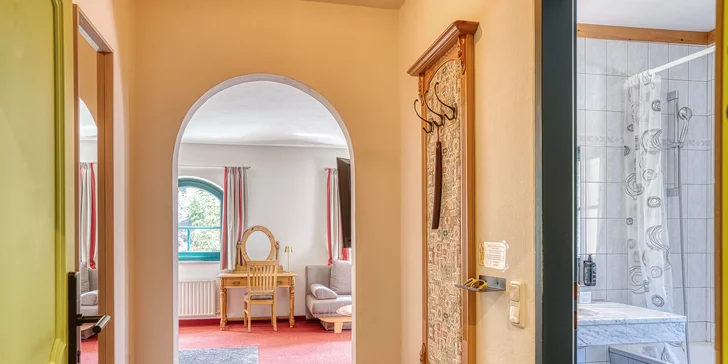 Moderný hotel v rakúskych Alpách: bufetové raňajky a neobmedzená sauna