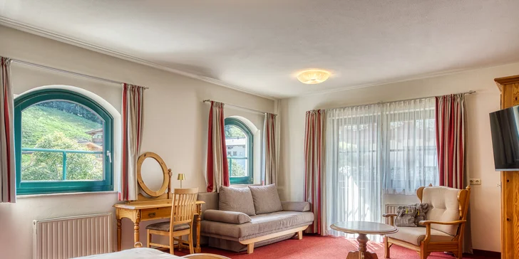 Moderný hotel v rakúskych Alpách: bufetové raňajky a neobmedzená sauna