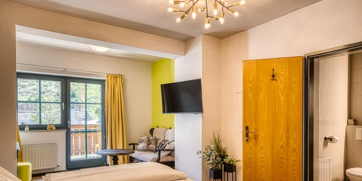 Moderný hotel v rakúskych Alpách: bufetové raňajky a neobmedzená sauna