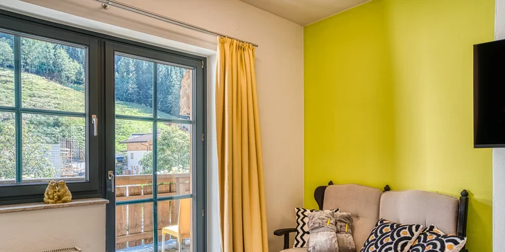 Moderný hotel v rakúskych Alpách: bufetové raňajky a neobmedzená sauna